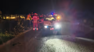 Taxi impacta a automóvil estacionado; conductor resulta grave