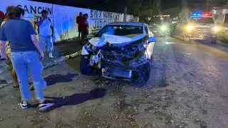 El Nissan Versa quedó destrozado del frente tras el encontronazo.