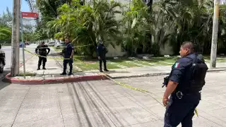 Policías mantienen acordonada el área tras el enfrentamiento