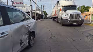 Un automóvil y un tractocamión protagonizaron un aparatoso accidente.