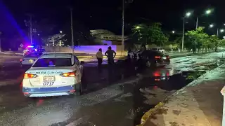 Ebrio destruye su auto y poste