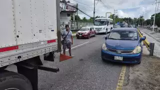 Conductora intenta rebasar y termina chocando contra unidad de carga