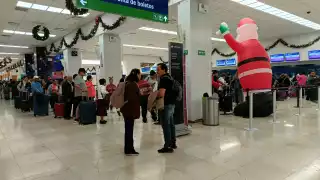 Familias y turistas abarrotan vuelos navideños en Mérida pese a retrasos