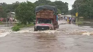 Severas inundaciones provocados Nadine dejan afectada a Xpujil.