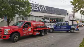Cuerpos de emergencia y policías acudieron al llamado de auxilio en la sucursal.