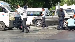 Elementos policiacos auxiliaron al flujo vehicular mientras la mujer era atendida.