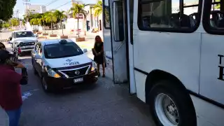 Camión de la ruta Zoológico y taxi se impactan lateralmente en Campeche