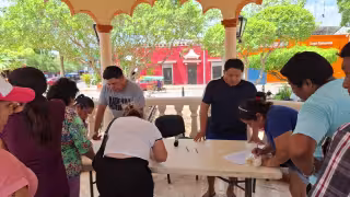 Vecinos de Pomuch reunieron firmas para exigir a la CFE mejoras en el servicio eléctrico.