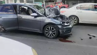 Después del deslinde de responsabilidades una grúa remolcó el vehículo compacto al corralón