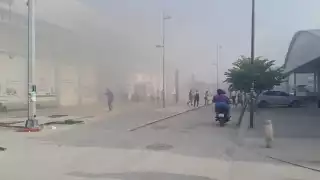 Se incendia puesto de ropa en el mercado municipal de Escárcega