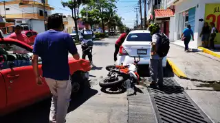 Conductor intentó evitar otro choque y terminó causando uno más