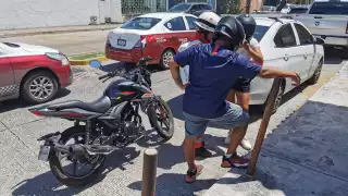 Falla de control en motocicleta deja una joven lesionada en avenida Justo Sierra