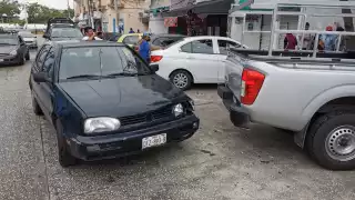 Se impacta contra camioneta estacionada en Ciudad del Carmen