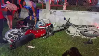 Tres jóvenes lesionados tras colisión de motocicletas la noche del miércoles.