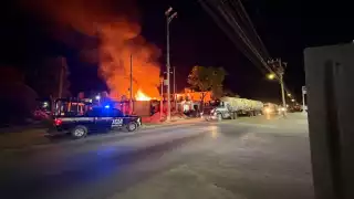 Elementos de Protección Civil y Bomberos arribaron al sitio en pocos minutos, logrando controlar el fuego