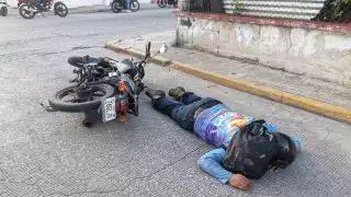 El conductor de la motocicleta terminó boca abajo sobre el pavimento.