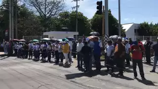 Maestros toman instalaciones de la SEQ de Chetumal