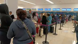 Largas filas se registran en mostradores del aeropuerto de Mérida