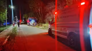 Crisis de salud deja tractocamión atravesado en carretera estatal de Calkiní
