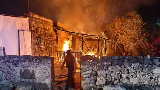 Maderas y láminas de cartón de la vivienda fueron material favorable para que las llamas avanzaran