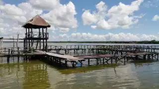 Un muelle ubicado en el interior de la reserva estatal se encuentra en ruinas y cayéndose a pedazos en algunas partes