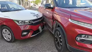 El taxi impacto uno de los costados de la camioneta, que al parecer no respetó su alto.