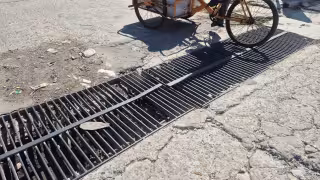 Conductores alertan: rejilla dañada amenaza seguridad vial en Champotón