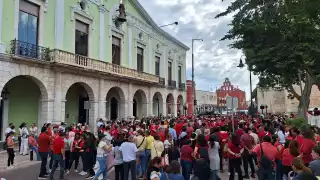 Maestros se reunieron frente al Palacio de Gobierno en Mérida