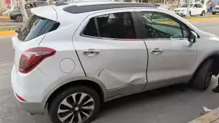 La camioneta recibió el impacto de la motocicleta, luego de dar una vuelta repentina.