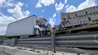 Tortón impacta tráiler en puente de Tenabo y vuelca carga de bovedillas