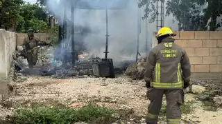 Casa de madera termina en cenizas tras incendiarse en la SM 247 de Cancún