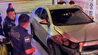 Persecución en San Francisco y San Román: joven choca casa y huye de la policía