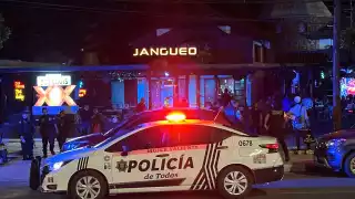 Mujer ingresa a un bar en el malecón de Campeche y amenaza a las personas con un cuchillo