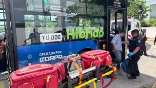 Paramédicos atendieron al hombre para llevarlo a un hospital