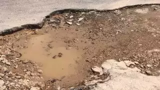 Los baches se vuelven más peligrosos para los conductores en tiempo de lluvias.