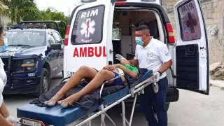Paramédicos atendieron a la mujer en su domicilio y la trasladaron al hospital.