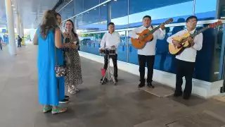 Seguridad del aeropuerto de Mérida retira a músicos que despedían a una estudiante
