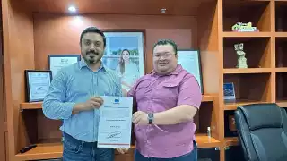 Raymundo L. M. (izq.) fue Oficial Mayor del Ayuntamiento de Cozumel.