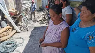 Algunas familias perdieron todo lo que tenían en el incendio.