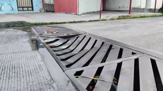 Rejilla dañada en calle 20 de noviembre pone en riesgo a peatones y conductores