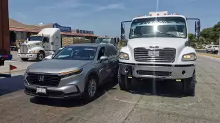 Choque entre pipa y camioneta causa caos vial en Ciudad del Carmen