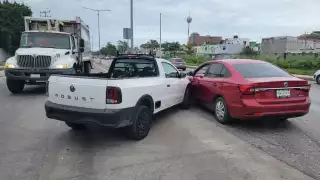 Conductores generan tráfico vehicular tras protagonizar un choque en Ciudad del Carmen