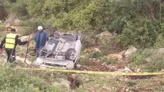 El automóvil quedó volcado fuera de la carretera