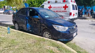Camioneta con pasajeros se impacta contra árbol tras fuerte choque en Chetumal