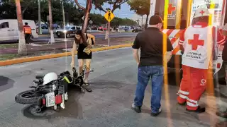 Un motociclista sufrió lesiones tras ser arrollado por un tractocamión que se dio a la fuga en la Periférica Norte