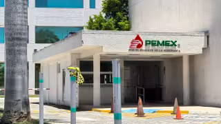 Empresarios de Ciudad del Carmen alertaron sobre el posible aplazamiento de pagos de PEMEX hasta 2033.