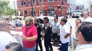 Conductores del sindicato Félix I. Rosado Iturralde se manifi estan en contra de los vehículos piratas