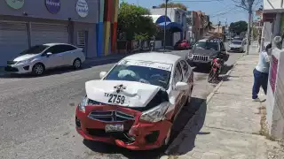 Un taxista perdió el control y chocó contra un coche estacionado en la colonia Tecolutla
