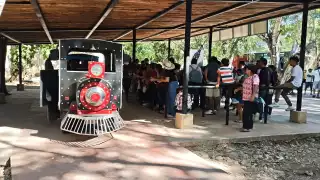 Cientos de paseantes acuden al zoológico de Tizimín para observar a los animales y disfrutar en familia