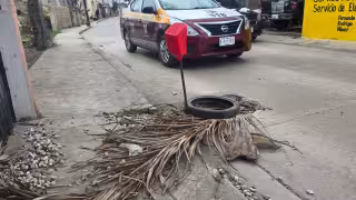 Cubetas, palos y piedras: medidas vecinales contra accidentes en Santa Ana